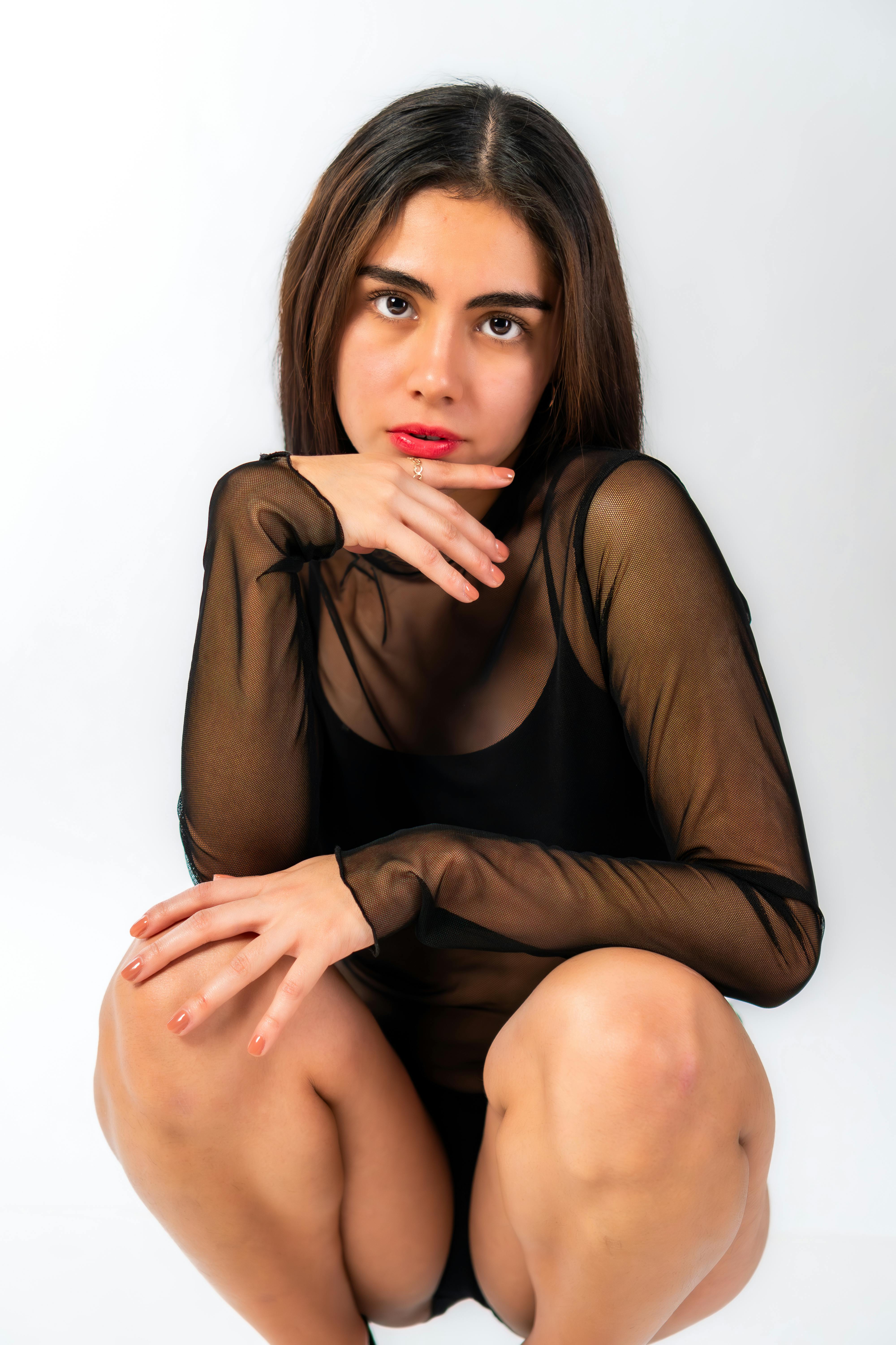 笑声与巷口氛围的复古画面