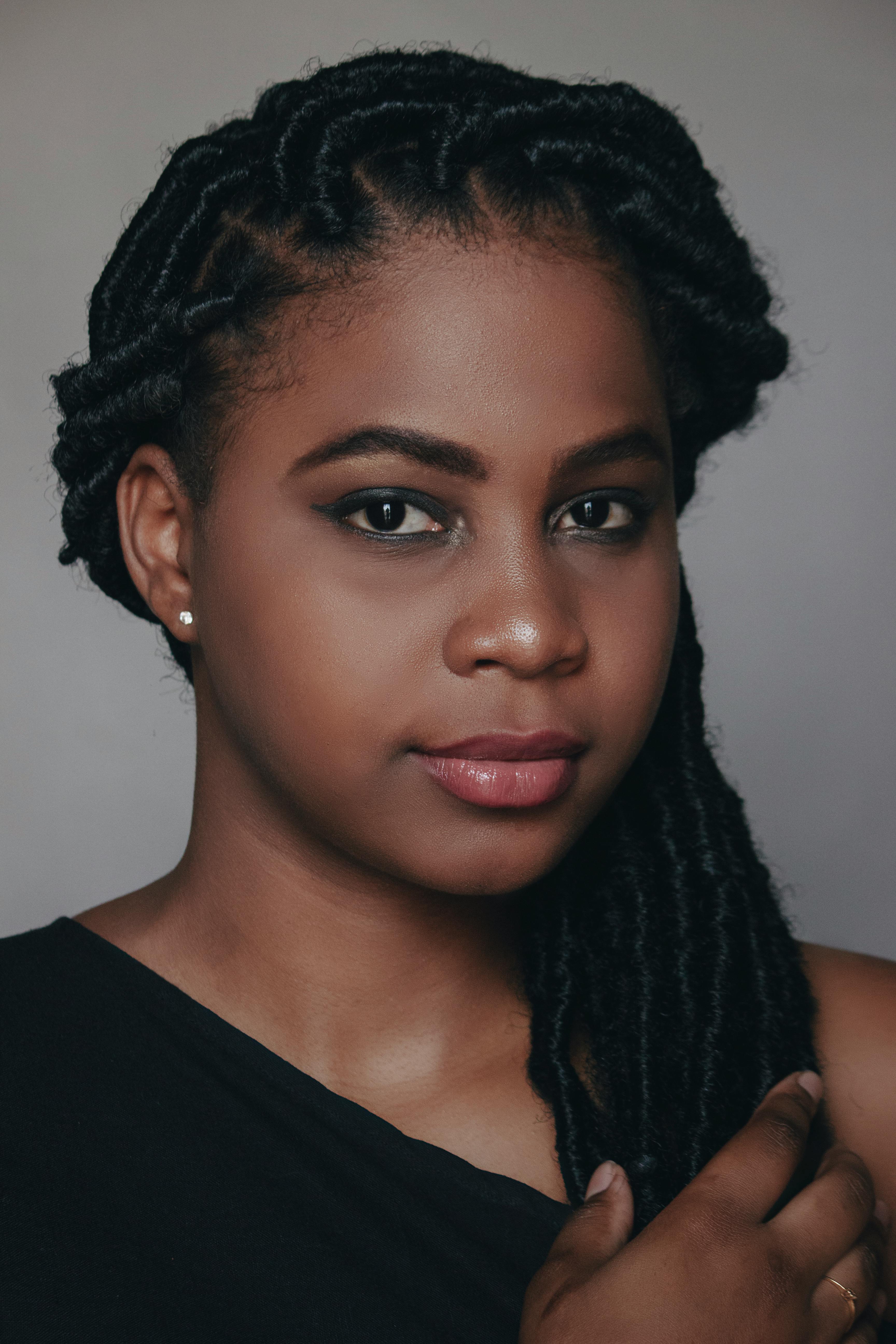 蓝色收音机与冬日光影的复古画面