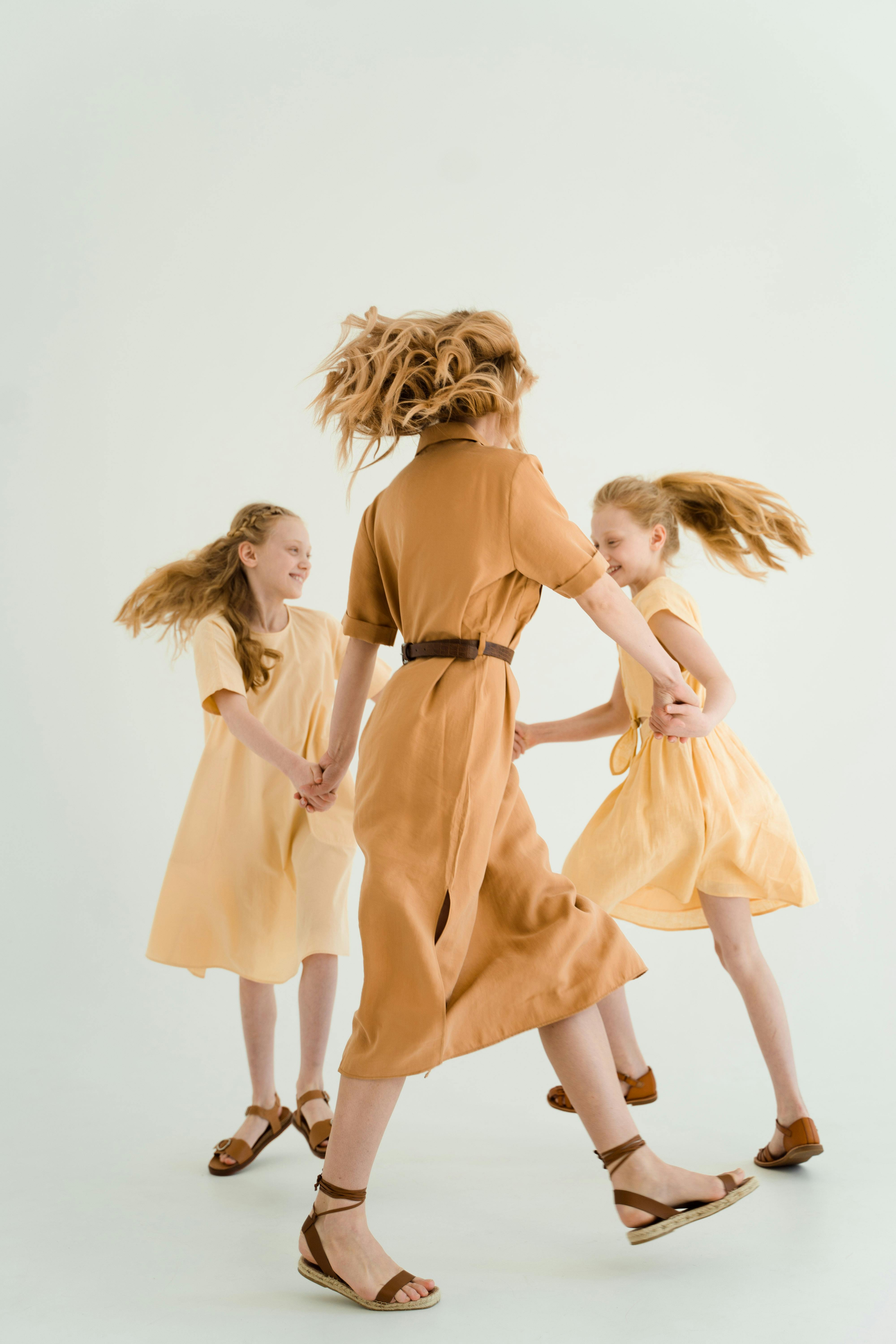 热闹理发店与复古生活气息画面